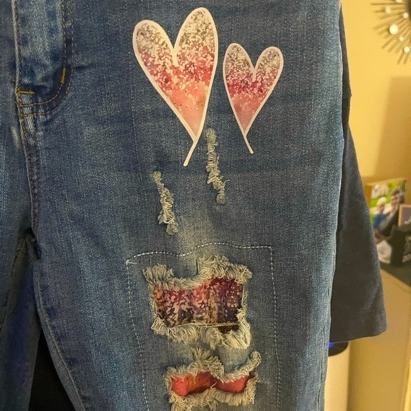 Jeans Wear perfectly distressed and appliquéd jeans  mid-blue with fading. Sz 5 - Picture 5 of 6